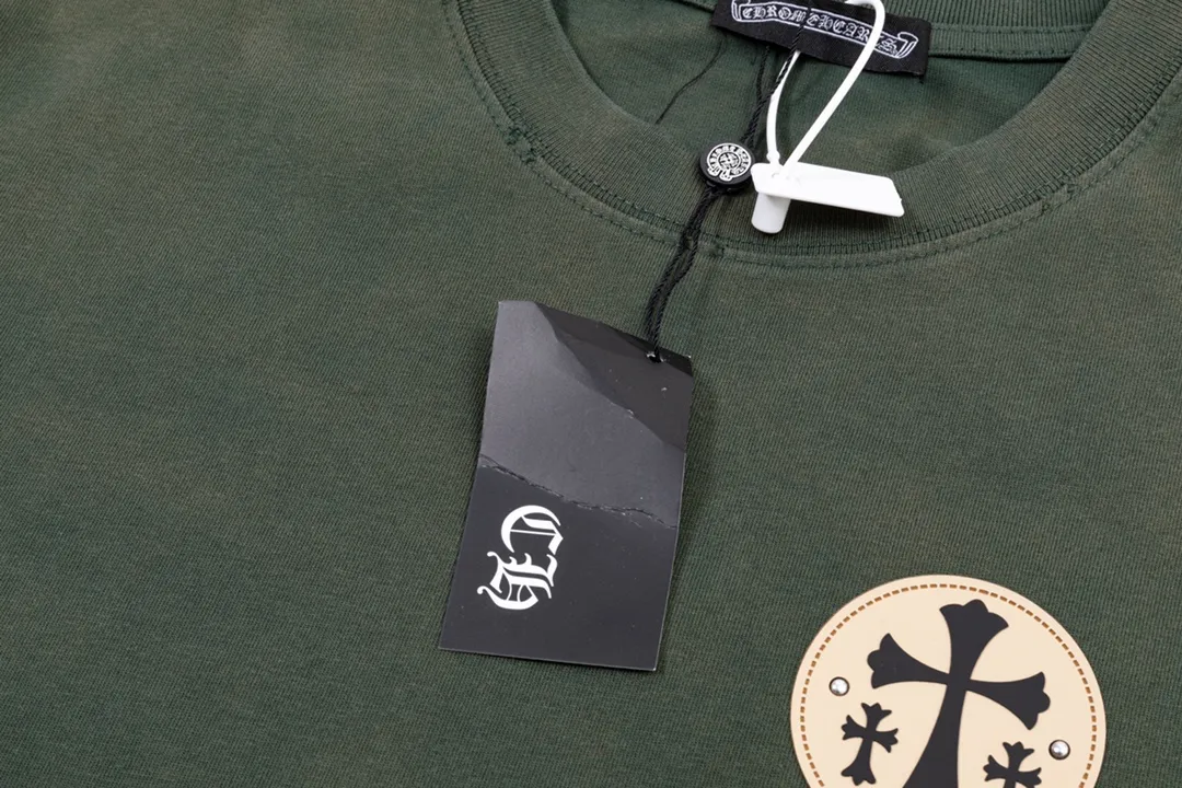 P220 CHROME HEARTS LoGo is fashionable and elegant, with dropped shoulders. The fabric is made of 26s double-yarn combed cotton compact spinning yarn with a weight of 280. It is matched with 1*1 Salona rib. The fabric is fermented and has a loose fit. Color: dark green (washed with holes) size: S～XXL